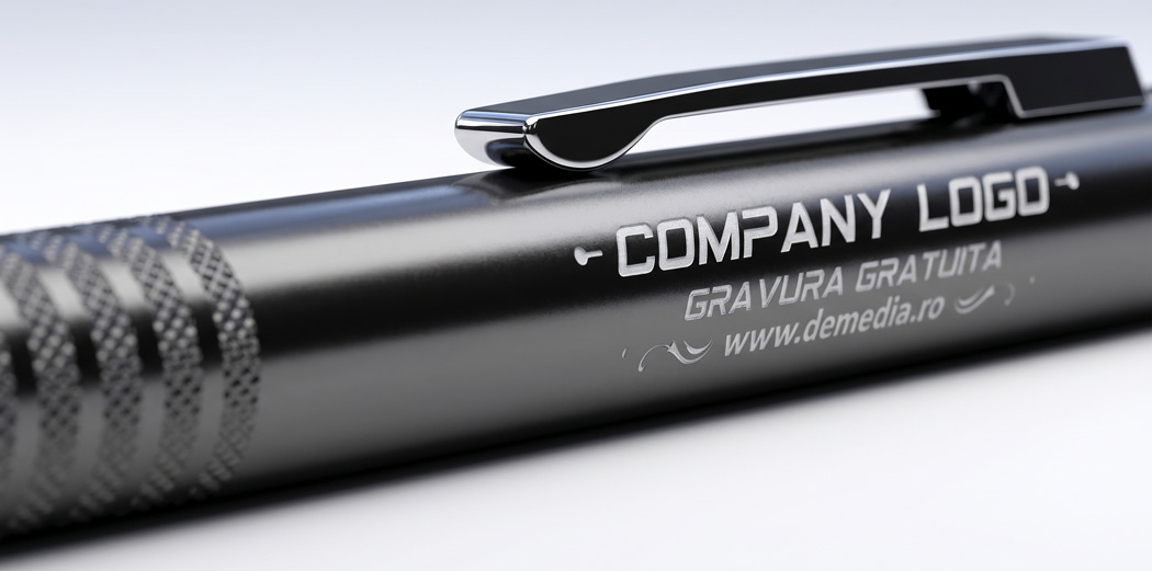 Detaliu macro al gravurii laser pe pix metalic personalizat DeMedia &mdash; logo de companie inscripționat profesional, fără costuri suplimentare de gravură pentru comenzi standard